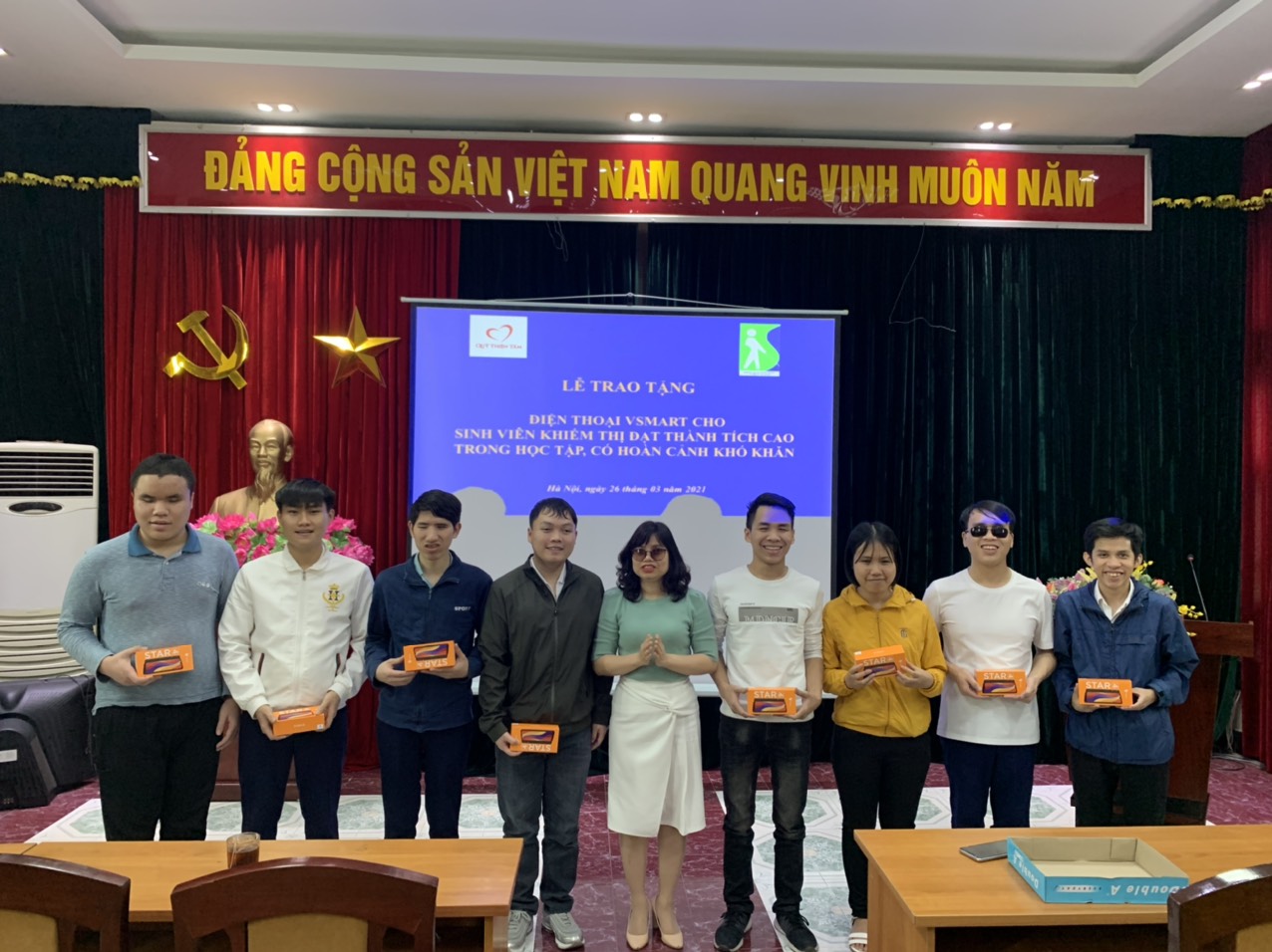 Hình ảnh: Quỹ thiện tâm – Tập đoàn Vingroup: Trao tặng 91 điện thoại Vsmart cho học sinh, sinh viên khiếm thị