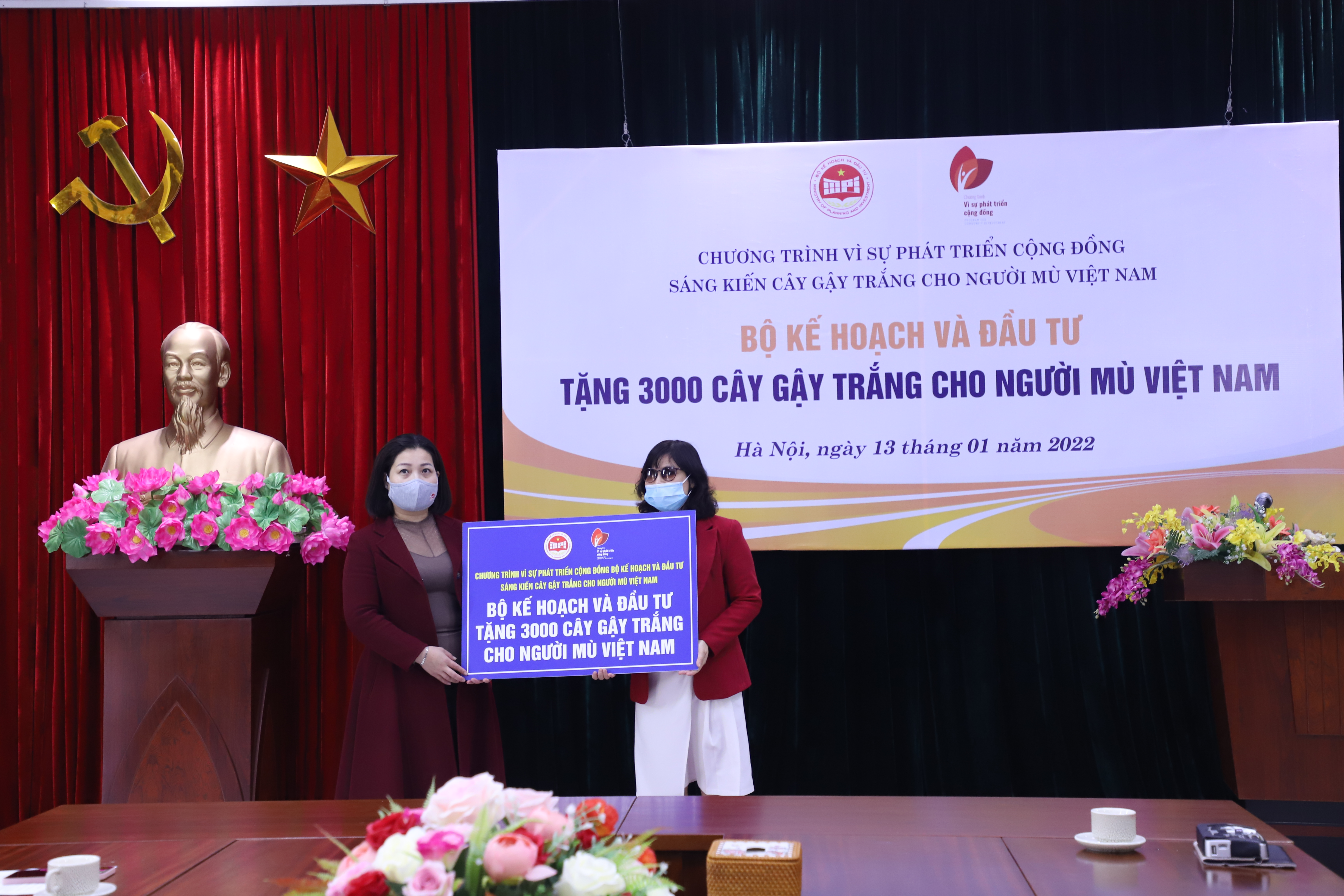 Hình ảnh: Bộ Kế hoạch và Đầu tư tiếp tục trao 3000 cây gậy trắng cho Hội Người mù Việt Nam