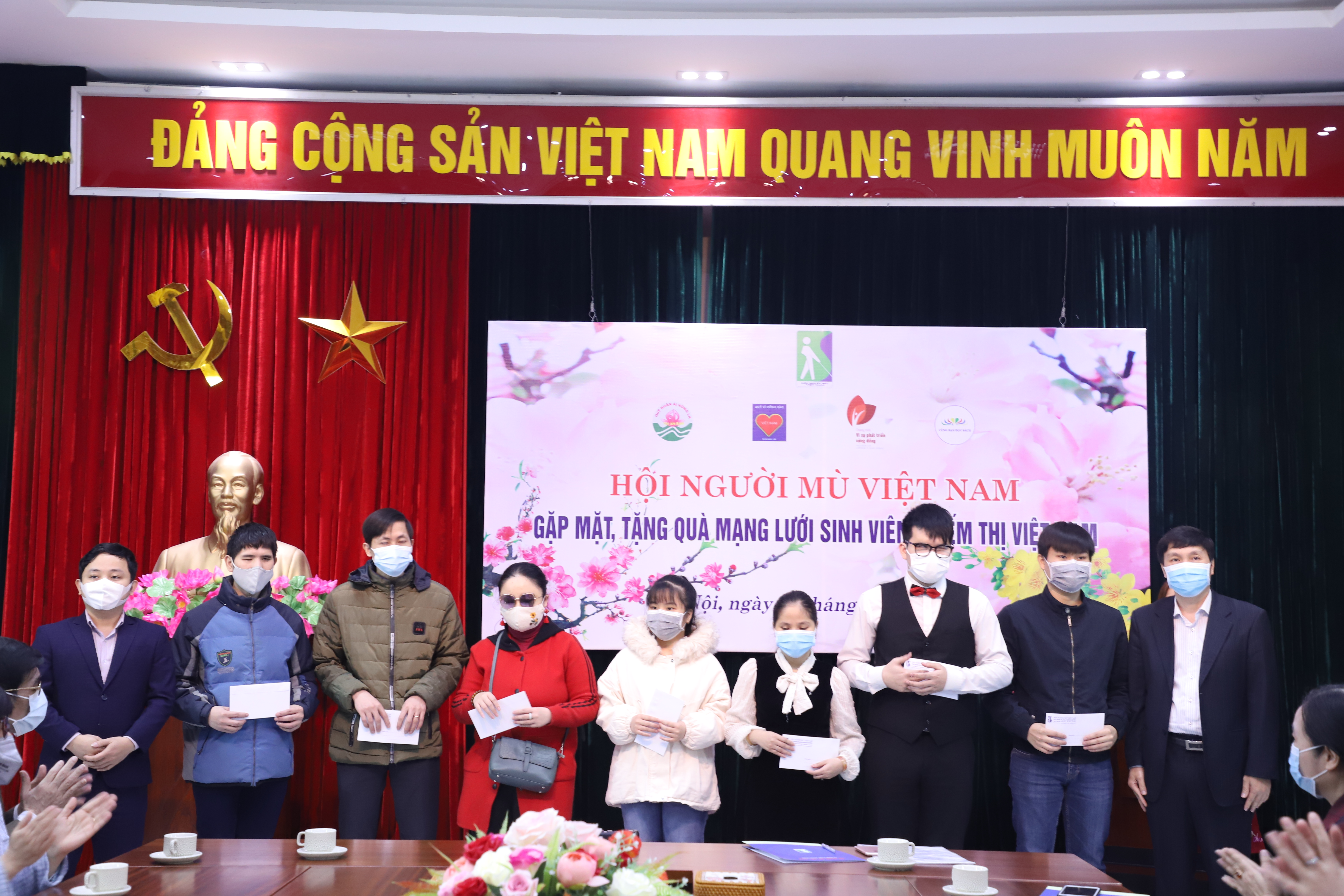 Hình ảnh: Gặp mặt, tặng quà mạng lưới sinh viên khiếm thị Việt Nam
