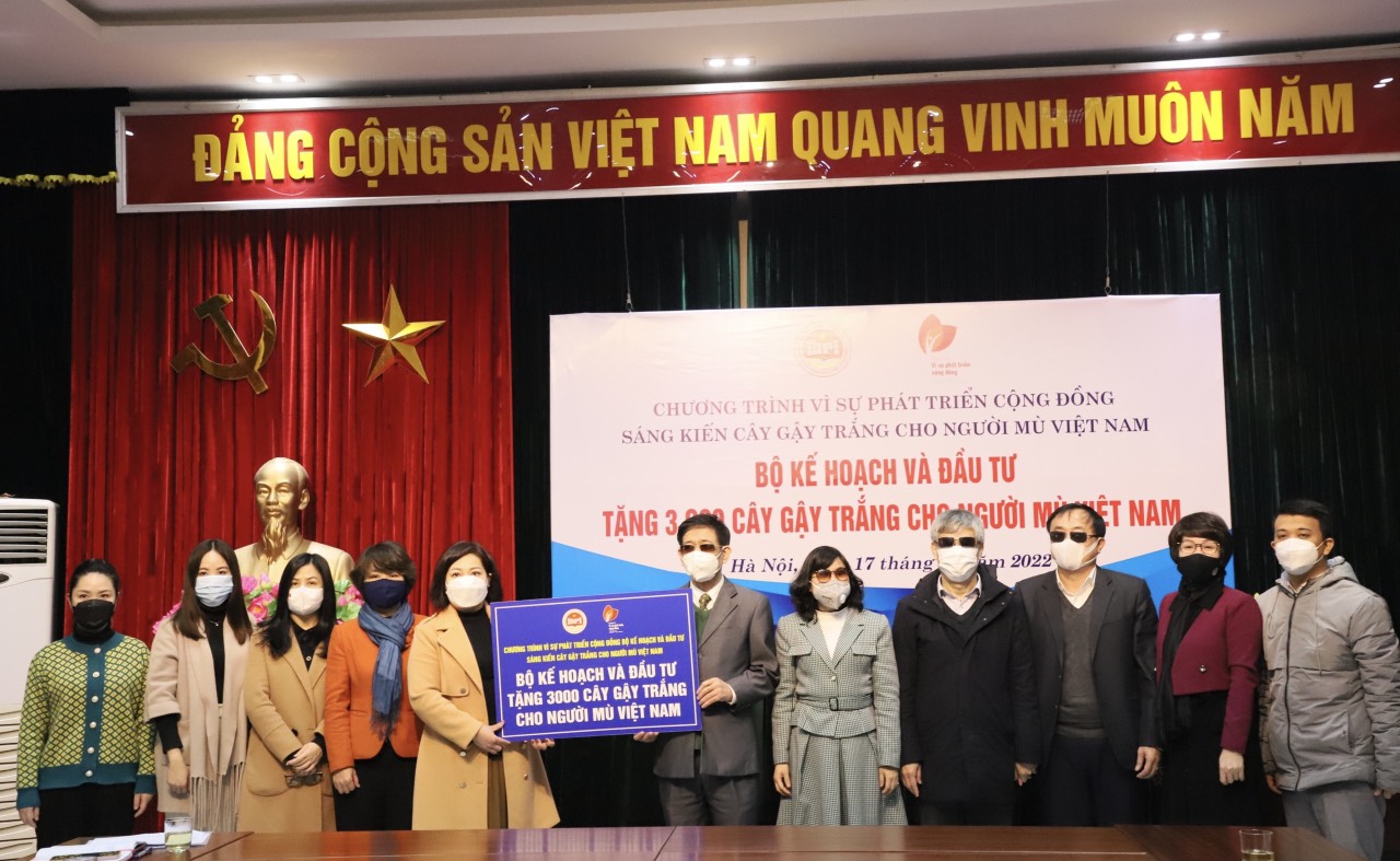 Hành trình “Cây gậy trắng cho người mù Việt Nam” tiếp tục được nối dài
