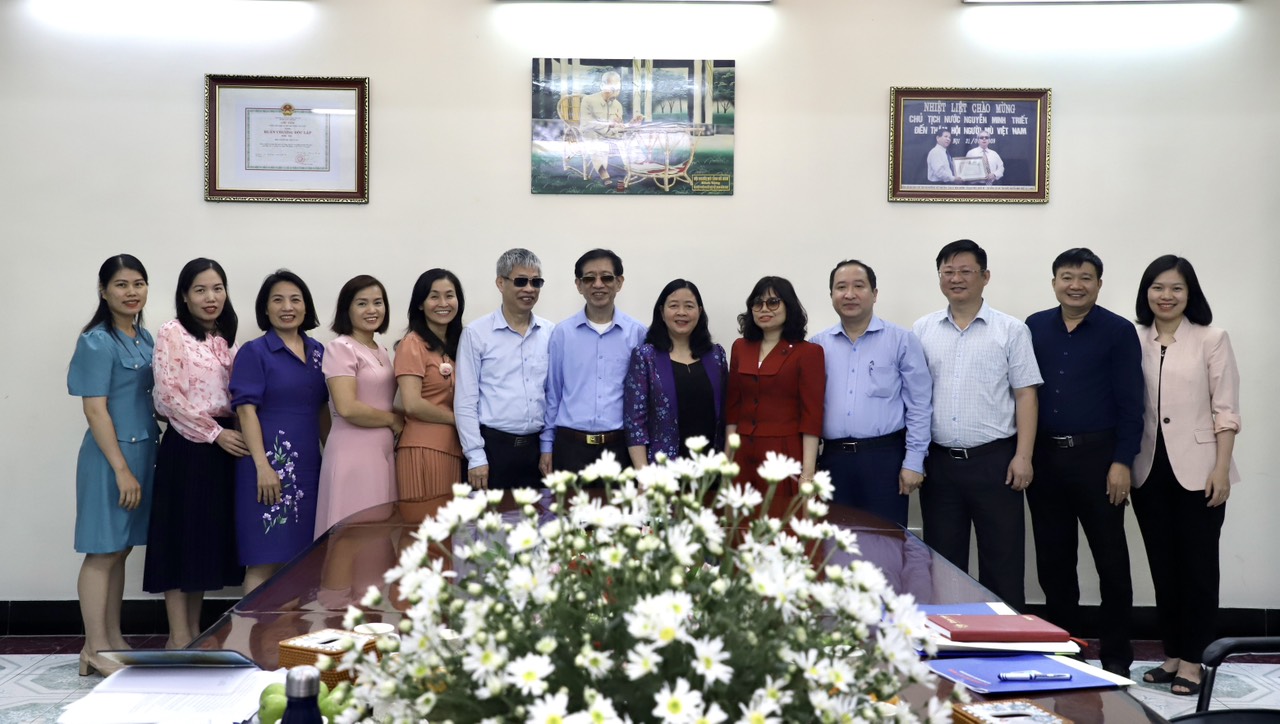 Đồng chí Bùi Thị Minh Hoài, Bí thư Trung ương Đảng, Trưởng Ban Dân vận Trung ương thăm và làm việc với Hội Người mù Việt Nam 