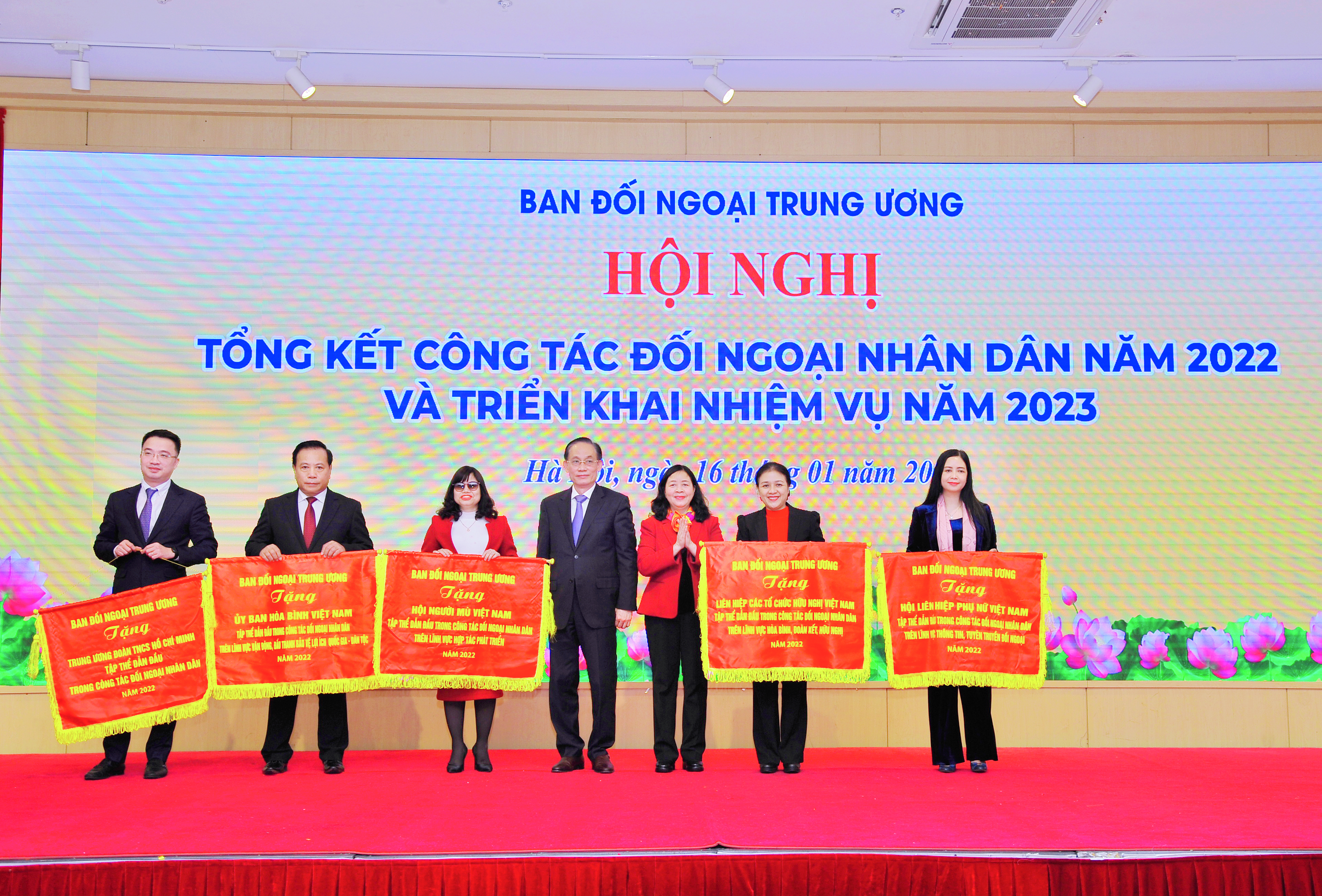 Hình ảnh: Hội Người mù Việt Nam nhận cờ thi đua của Ban Đối ngoại Trung ương