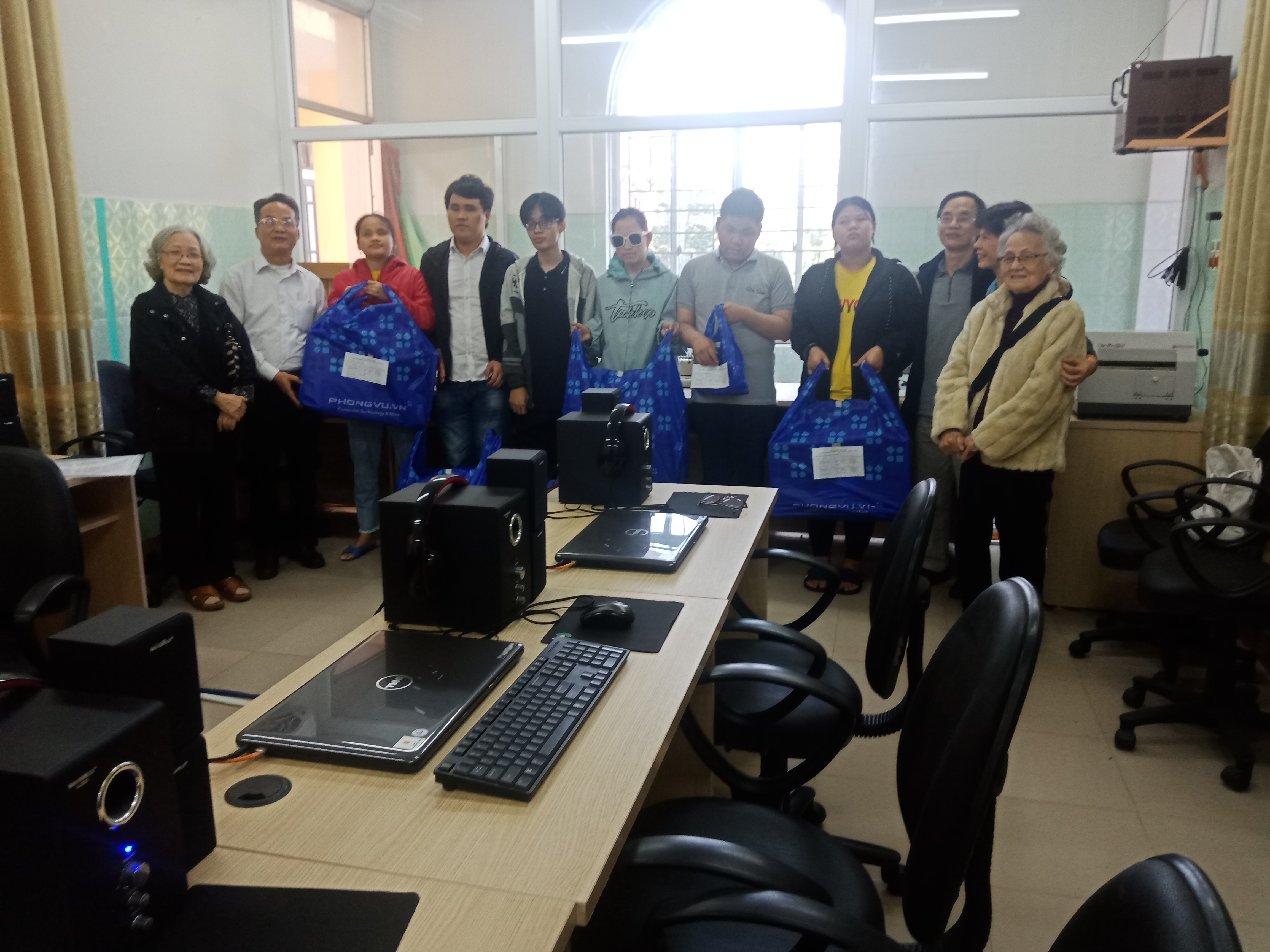 Hình ảnh: Hội Người mù tỉnh Thừa Thiên Huế tổ chức trao học bổng và thiết bị CNTT  cho học sinh và sinh viên mù