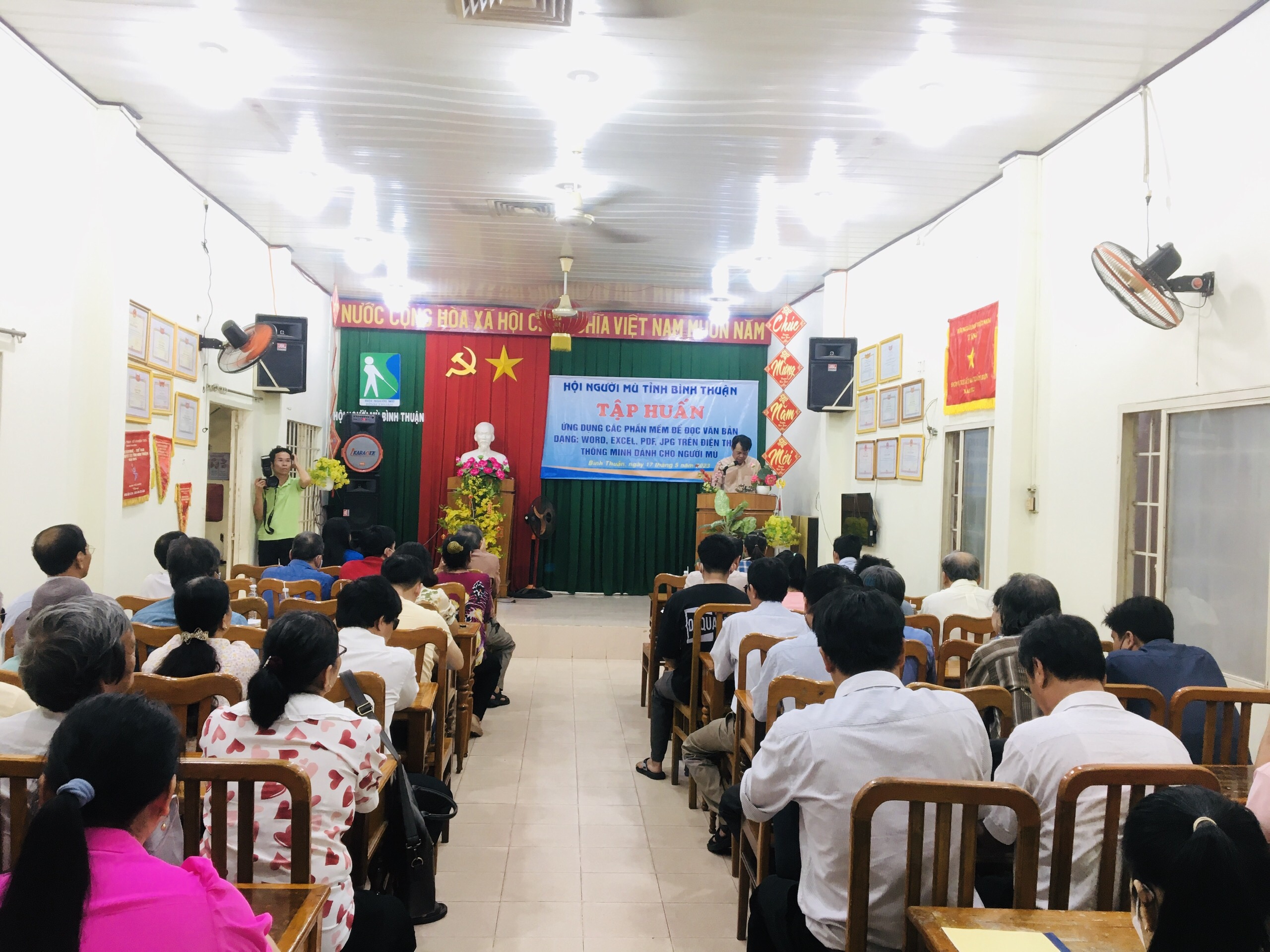 Tập huấn sử dụng các ứng dụng trên điện thoại thông minh cho người mù tỉnh Bình Thuận