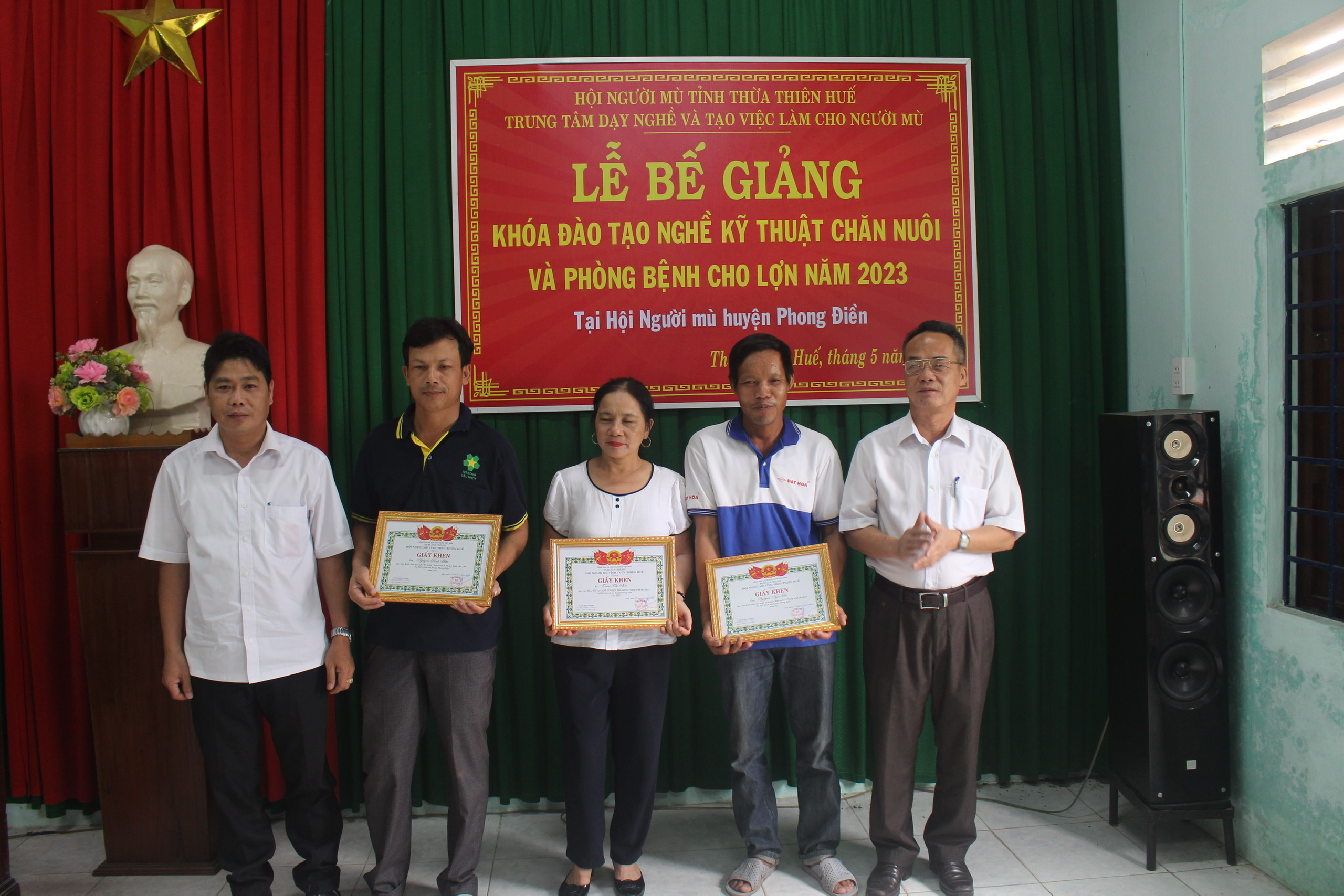 Hội Người mù tỉnh Thừa Thiên Huế bế giảng các lớp dạy nghề năm 2023 
