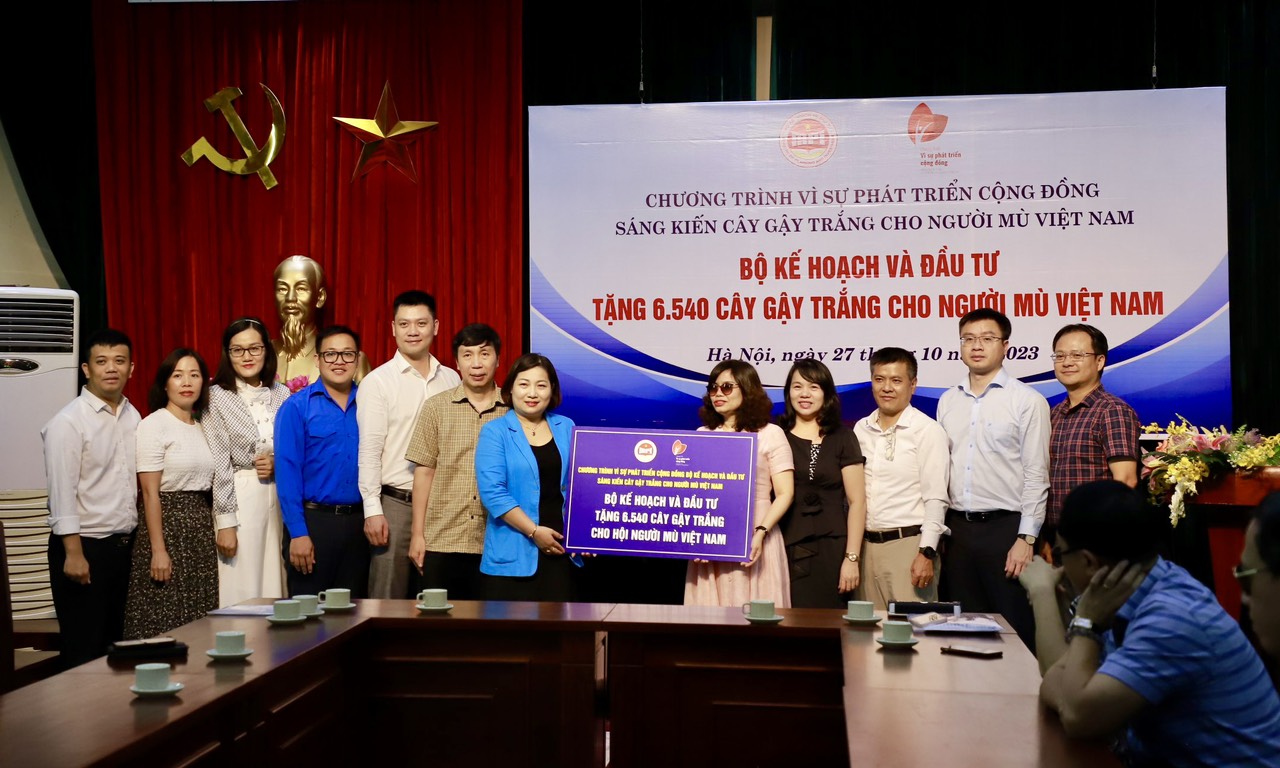 Bộ Kế hoạch và Đầu tư trao 6540 cây gậy trắng cho Hội Người mù Việt Nam