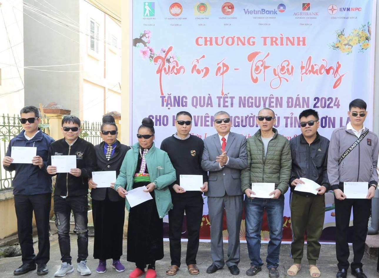 Hội Người mù tỉnh Sơn La tặng quà Tết Nguyên đán cho hội viên, người mù