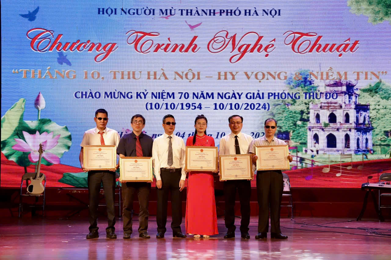 Hình ảnh: Chương trình nghệ thuật "Tháng 10 thu Hà Nội - Hi vọng và Niềm tin" – Hoạt động ý nghĩa của người khiếm thị thủ đô