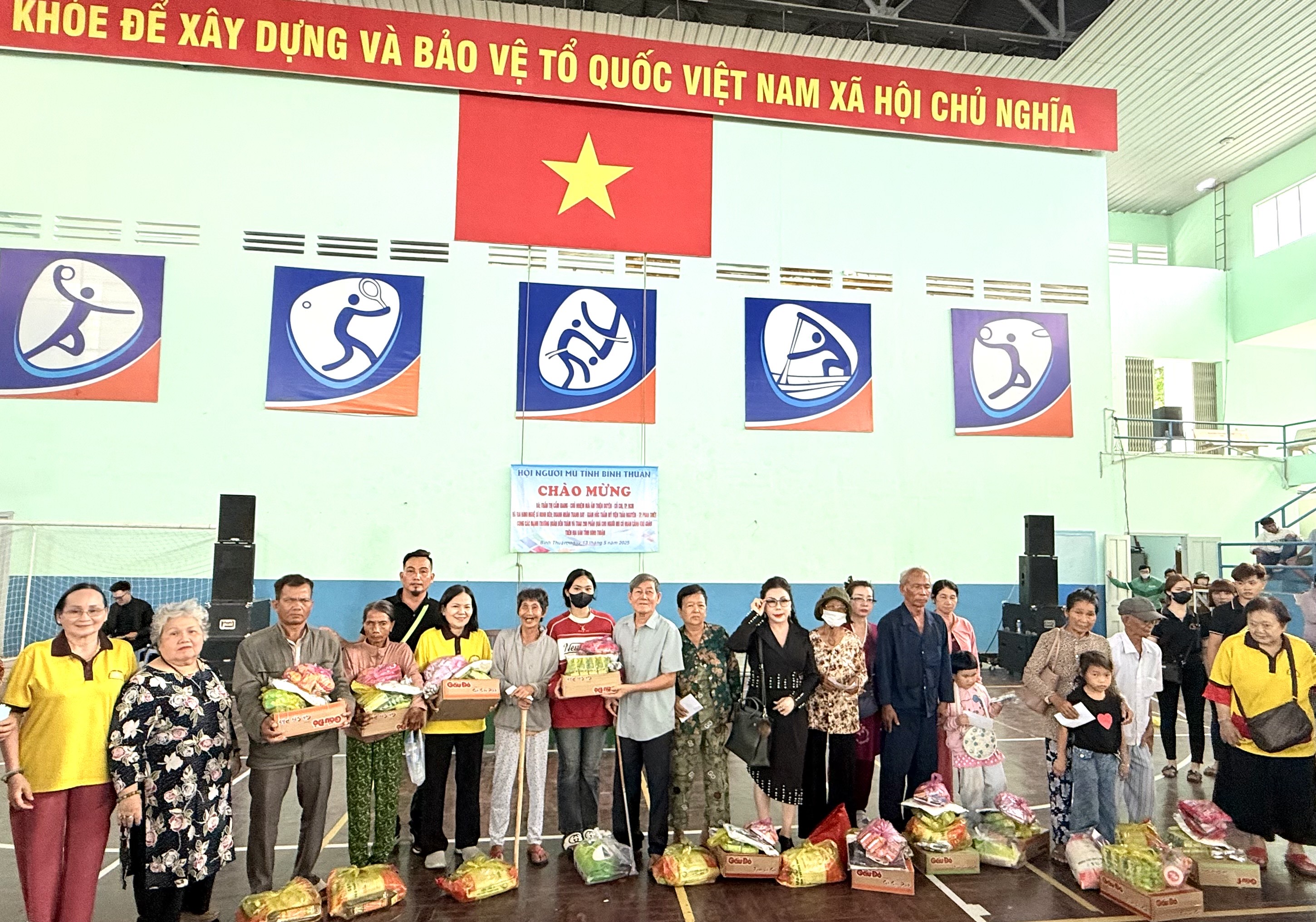 Bình Thuận: Trao tặng 300 suất quà cho hội viên người mù