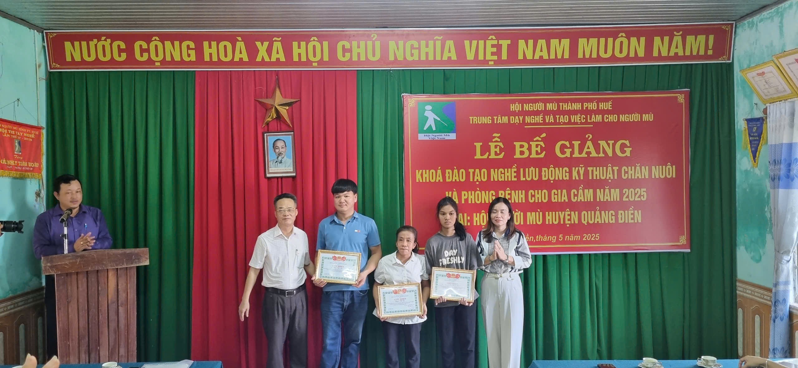 Bế giảng 2 lớp dạy nghề kỹ thuật chăn nuôi và phòng bệnh cho gia cầm tại Thành hội Huế