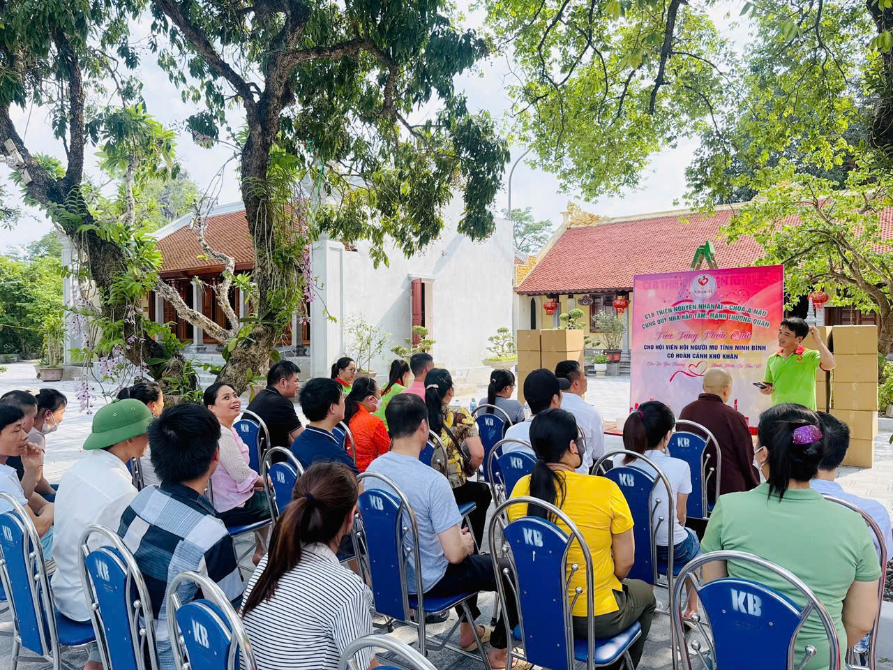Trao tặng nhiều phần quà ý nghĩa cho người mù và con người mù tại Ninh Bình