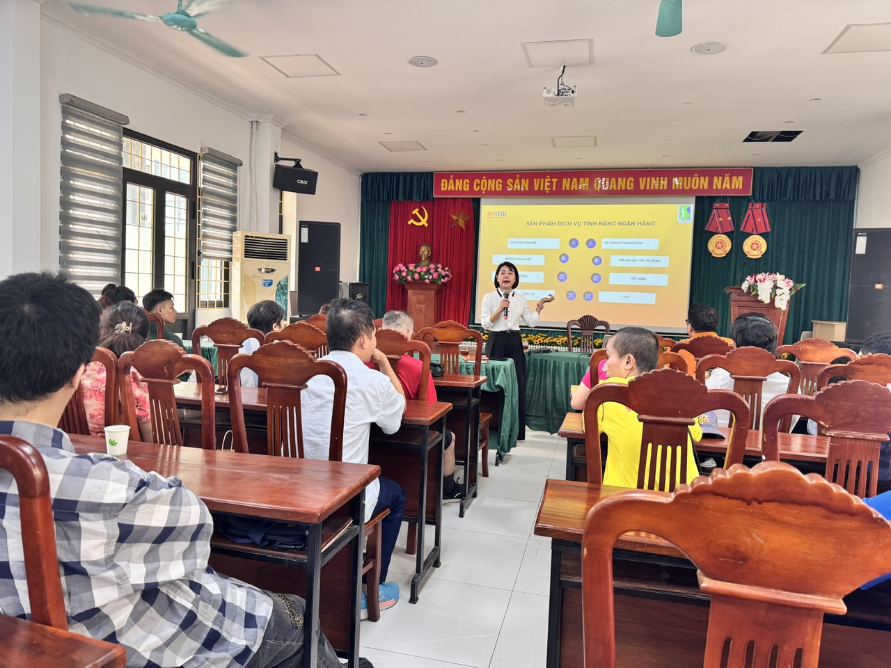 Hình ảnh: Tập huấn quản lí tài chính và sử dụng tài khoản ngân hàng  cho người khuyết tật vận động 