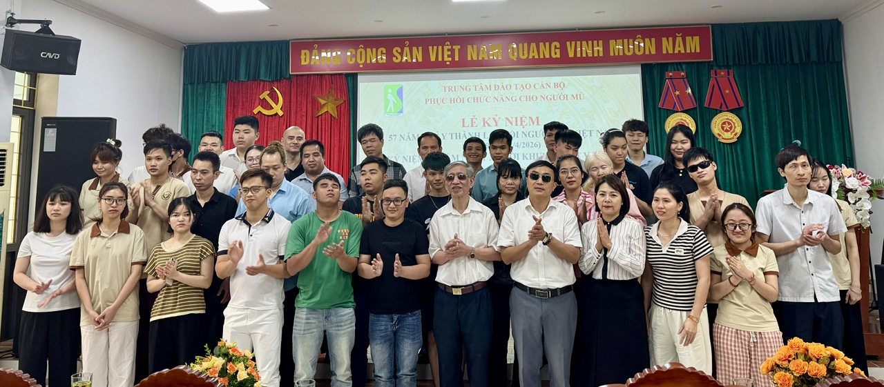 Hình ảnh: Trung tâm Đào tạo cán bộ PHCN cho người mù kỉ niệm 57 năm Ngày Thành lập Hội Người mù Việt Nam