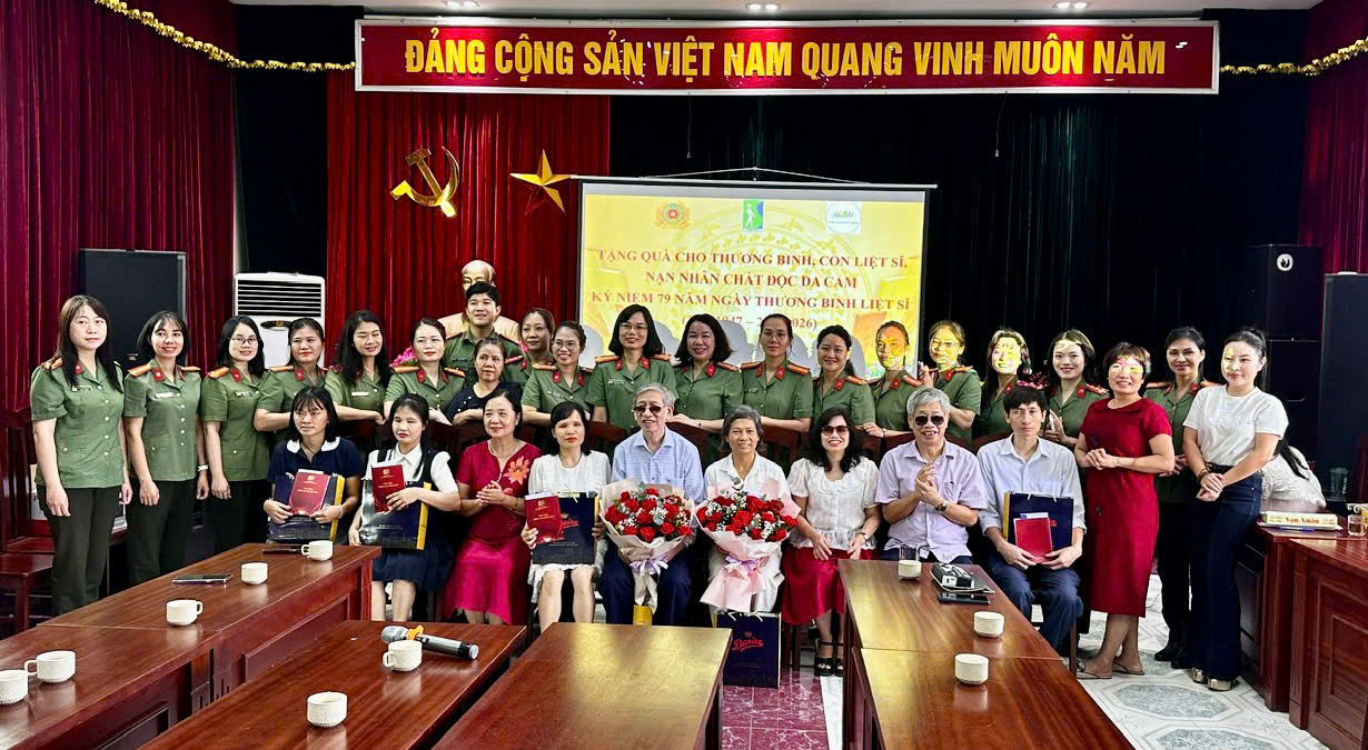 Hình ảnh: Đoàn công tác phụ nữ Bộ Công an và Chương trình “Cùng bạn đọc sách – Nâng tầm trí tuệ Việt” thăm, tặng quà Hội Người mù Việt Nam nhân Ngày Thương binh – Liệt sĩ